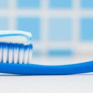 含氟牙膏和不含氟牙膏哪个好知乎（含氟牙膏和不含氟牙膏哪个贵）